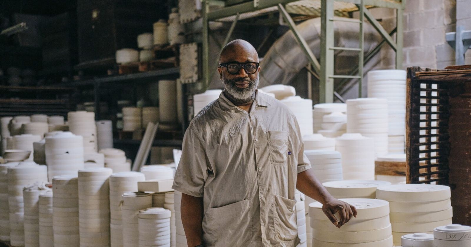 Portada de Theaster Gates compra la última fábrica de porcelana fina de Estados Unidos