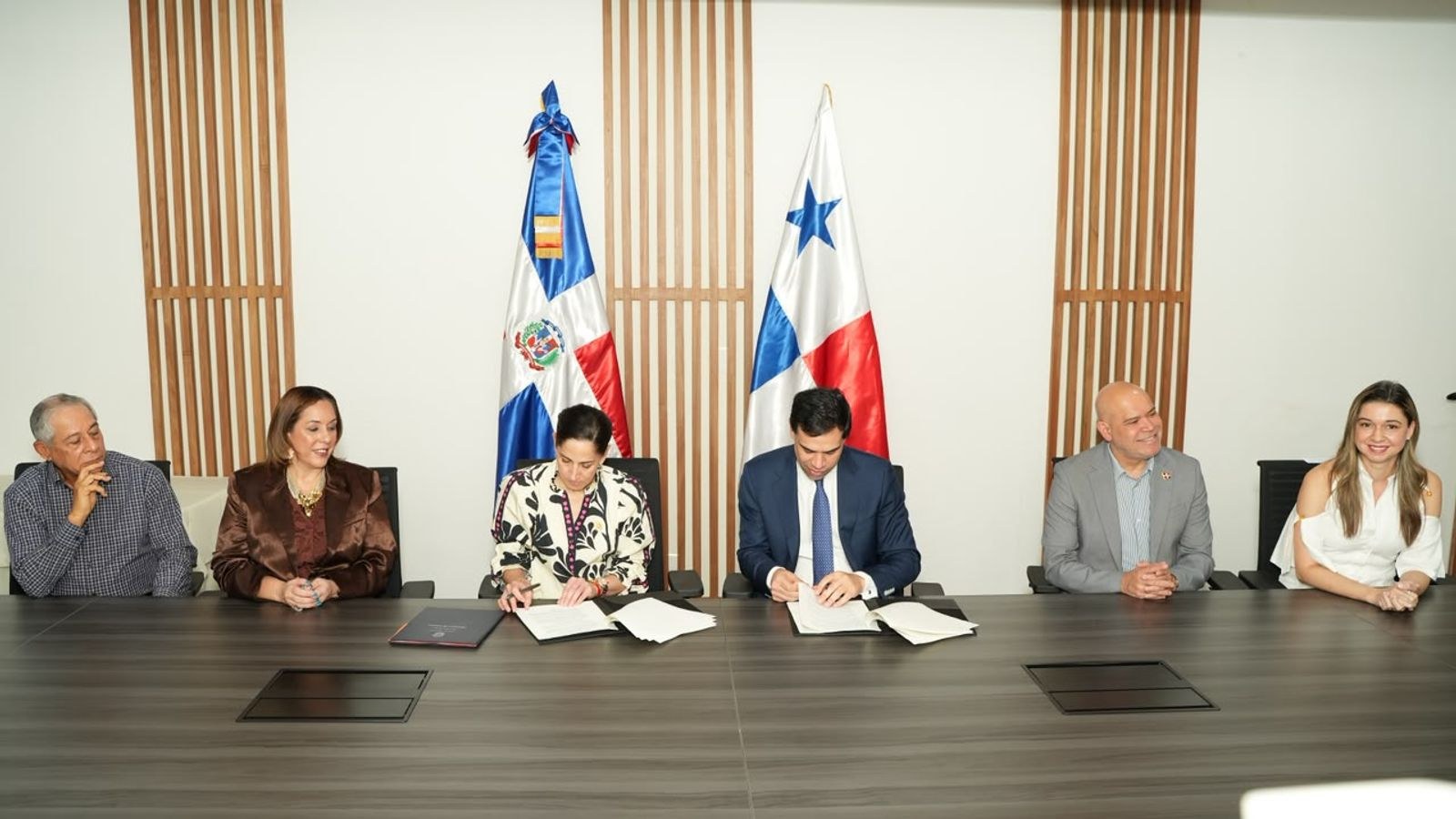 Portada de República Dominicana y Panamá firman un acuerdo para coproducir cine